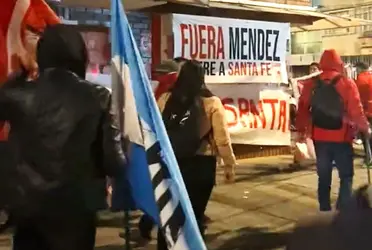 Eduardo Méndez fue el blanco de las protestas de los hinchas de Independiente.