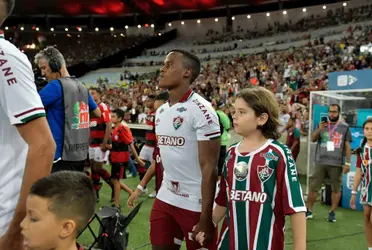 El atacante del Fluminense salió a la cancha agarrado de mano con un menor que tiene una historia particular.