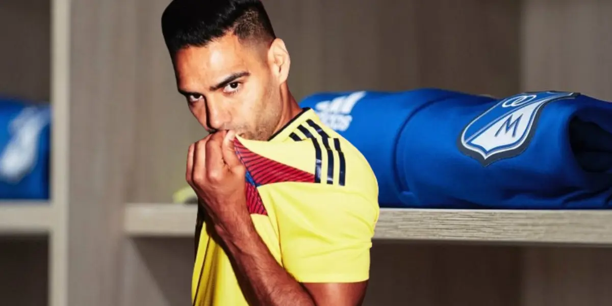 Radamel Falcao besando la camiseta de la Selección Colombia