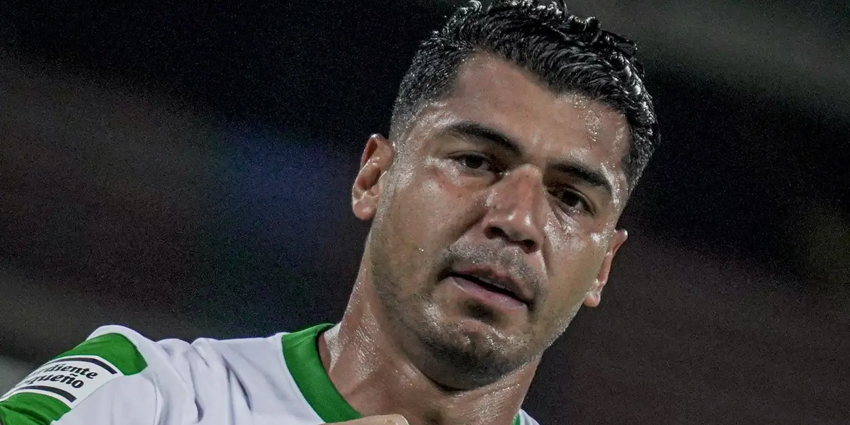 El delantero del ‘Verde’ engañó al portero con un cobro de tiro penal.