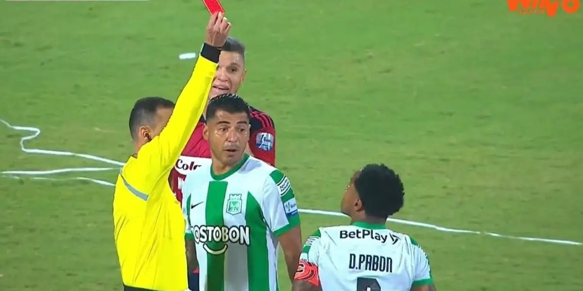 El experimentado jugador debió abandonar el terreno de juego al ver la tarjeta roja.