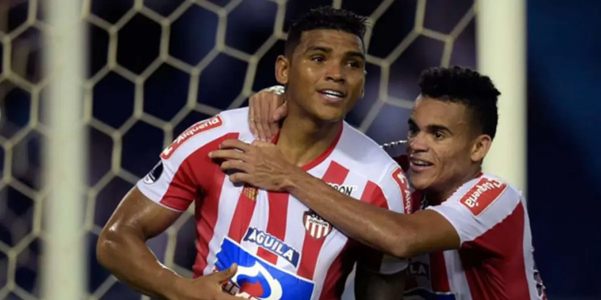 Rafael Pérez festejando una anotación con Luis Díaz